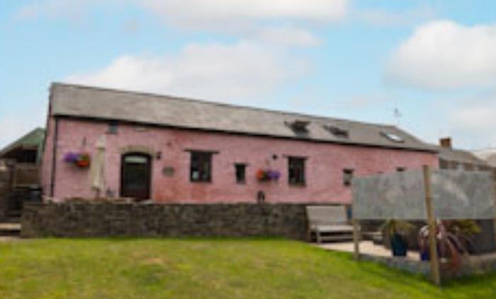 The Granary is a spacious detached barn of historical interest sleeping up to 6 people plus a sofa bed.